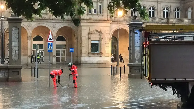 La lluvia anega de agua la rotonda de la estación de tren