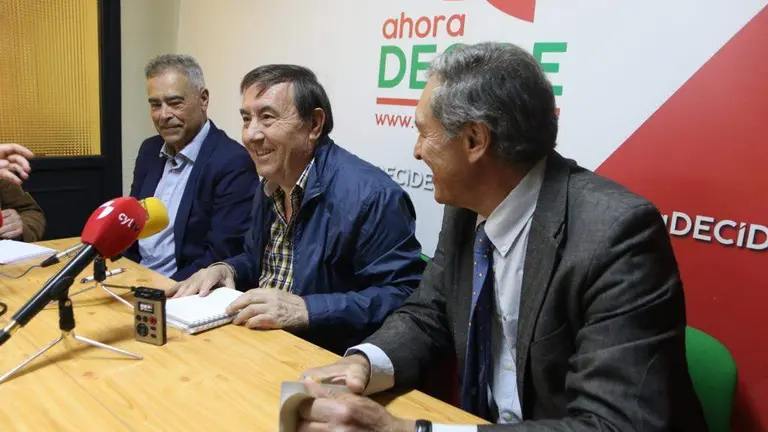 El portavoz de Ahora Decide y alcalde de Almaraz de Duero, José Martín, (en el centro), junto a los alcaldes de Gema y Villanueva del Campo, Luis Enrique Díez y Felipe Blanco