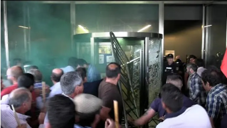 Protesta de los ganaderos salmantinos a las puertas de la Delegación Territorial de la Junta. Fotografía: Salamanca RTV Al Día a través de EP