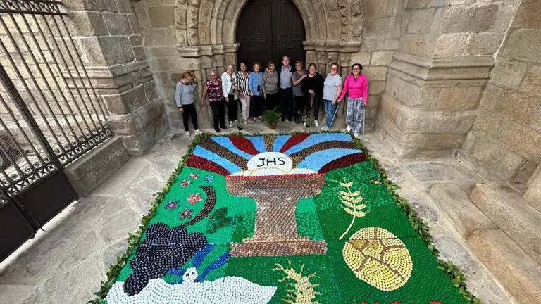 Alfombra de tapones reciclados para el Corpus Christi realizada por las mujeres de Fermoselle. Fotografía: CEDIDA