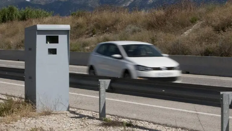 Radar instalado en una carretera. Imagen de archivo