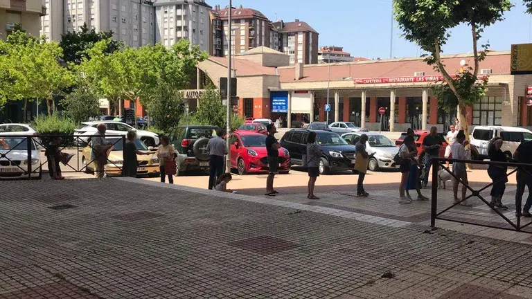 Colas en el Correos de Jiménez de Quesada para emitir el voto de las elecciones del 23J