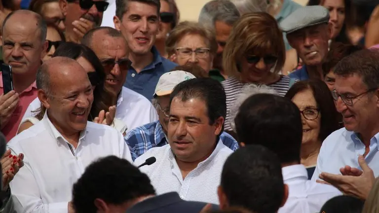 José Miguel Bermejo, alcalde de Corrales del Vino, durante la visita de Alberto Núñez Feijóo a Corrales del Vino durante la campaña electoral del 23J_16