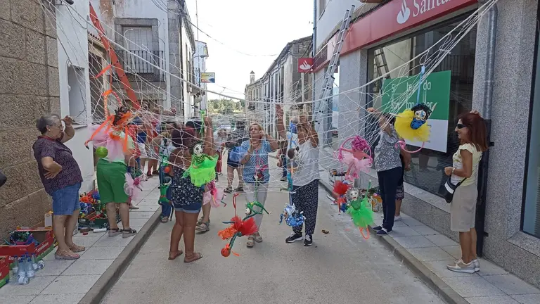 Decoración calle Teniente Chamorro por la AC La Mayuela. Fotografía: CEDIDA