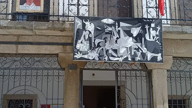 Versión de El Gernica de Picasso colgado en el balcón del Ayuntamiento de Bermillo de Sayago. Fotografía: CEDIDA