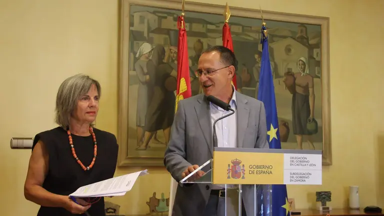 El subdelegado del Gobierno en Zamora, Ángel Blanco, y la nueva secretaria, Carmen Lucila Fernández León