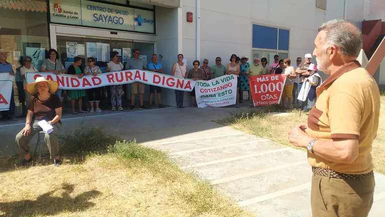 El alcalde de Almeida de Sayago, Miguel Alejo, durante la concentración de la Plataforma en Defensa de la Sanidad Pública de Sayago. Fotografía: CEDIDA