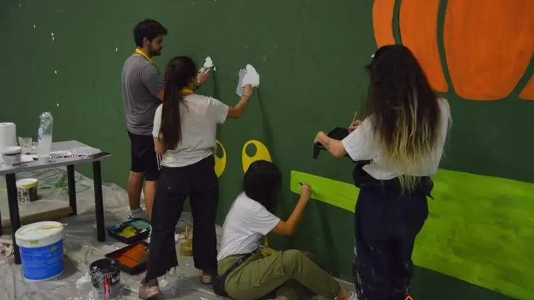 Estudiantes de la Facultad de Bellas Artes de Salamanca decoran Ecocultura (2)