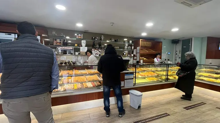 Pastelería en Zamora despachando a los clientes por el Día de Todos los Santos_2