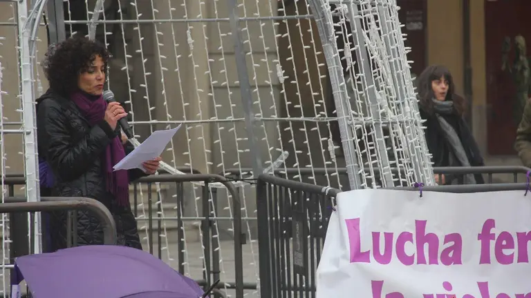 Lola Estévez, portavoz de la Coordinadora Feminista de Zamora en el acto con motivo del 25N