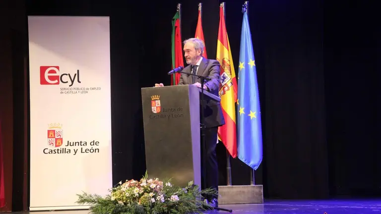 El secretario general de Industria, Comercio y empleo, Alberto Díaz Pico, durante la clausura los programas mixtos de Zamora