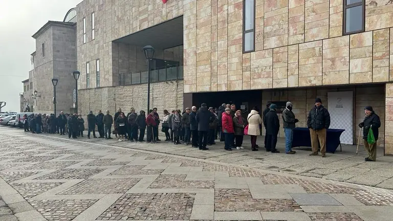 Zamoranos haciendo cola para recibir los calendarios de la Diputación