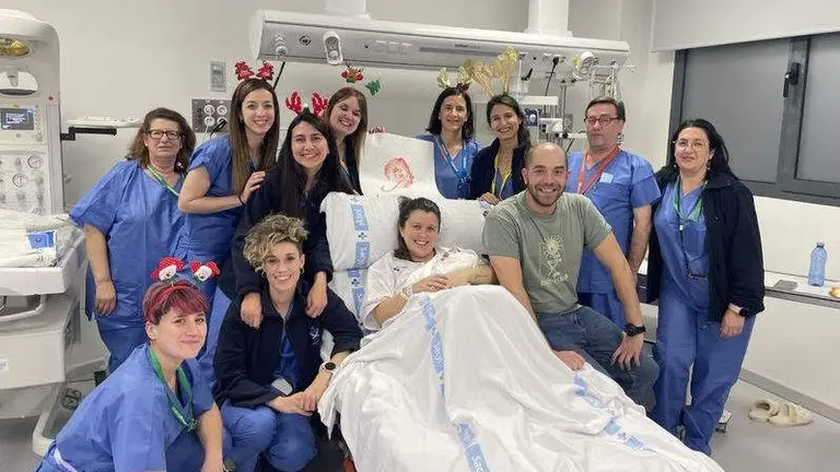 Carla, sus padres y el equipo de paritorio vía Salamancartvaldia.es