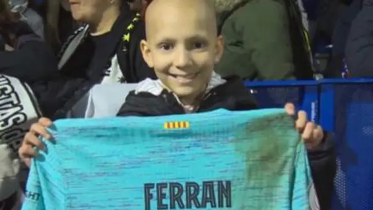 Imagen de la pequeña seguidora del Unionistas tras recibir la camiseta de Ferrán Torres. Fotografía: captura RFEF