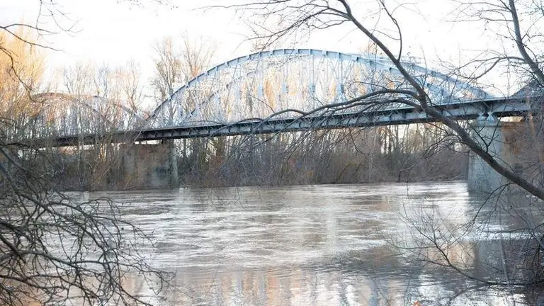 Subida del caudal del río Duero a su paso por Toro. Imagen de archivo