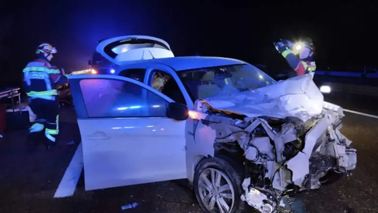 Accidente mortal en la A-6  a la altura de Cerecinos de Campos. Fotografía: Bomberos Benavente