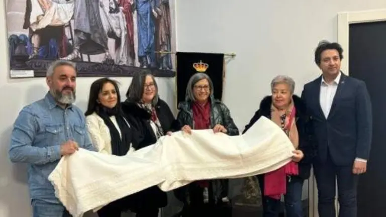 Entrega del sudario, a la izquierda de la misma D. Javier Roncero González, jefe de paso del Cristo Muerto, a la derecha el Presidente