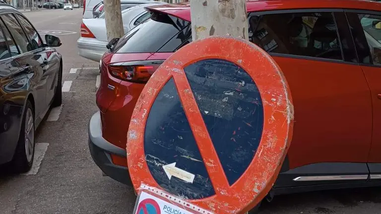 Señal de prohibido aparcar por la grabación de la nueva película de Icíar Bollaín. Fotografía: CEDIDA