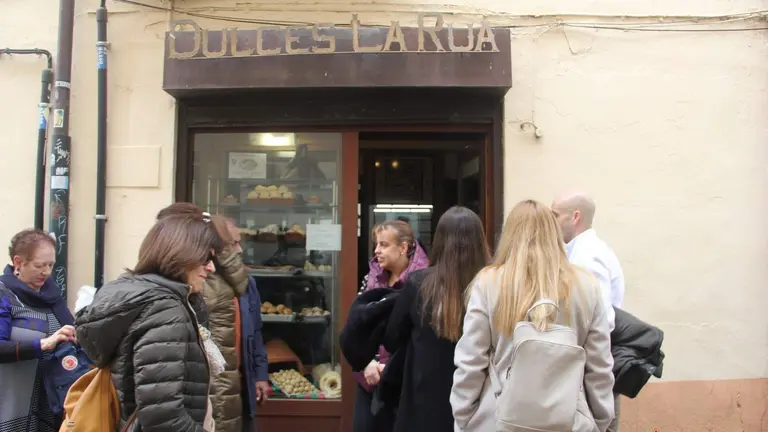 Zamoranos haciendo cola para comprar en una de las confiterías del centro de la ciudad