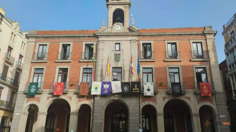Reposteros en los balcones del Ayuntamiento de Zamora