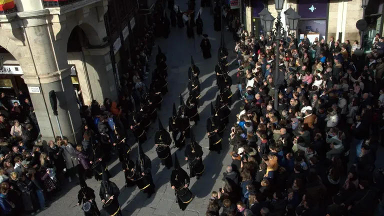 Público amontonado en la confluencia entre Renova y Diego de Ordax para ver la procesión del Santo Entierro