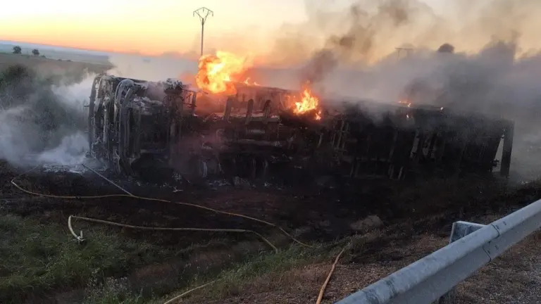 Camión ardiendo en la A-6