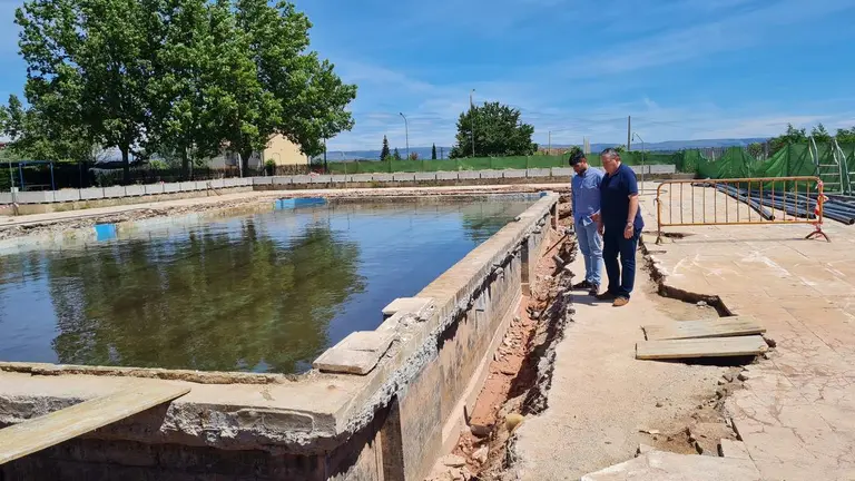 El presidente de la Diputación de Zamora, Javier Faúndez Domínguez, junto con el alcalde de Rabanales, Santiago Moral Matellán, ha visitado las instalaciones de la piscina municipal de Rabanales