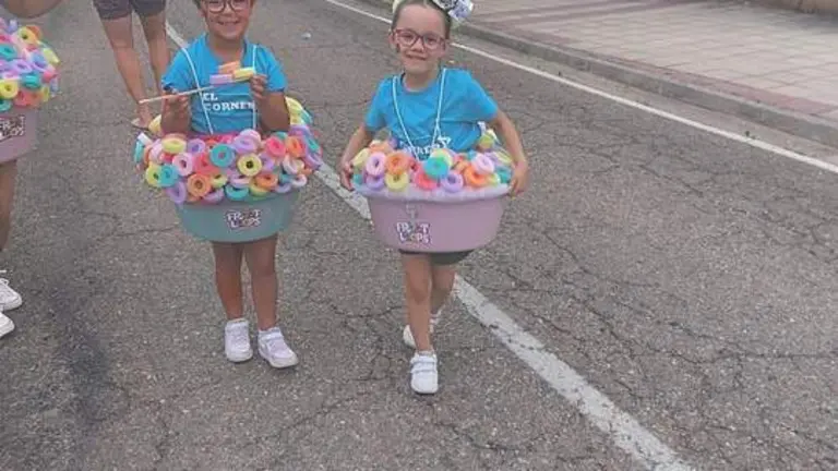 desfile de carrozas y peñas en Santibáñez de Vidriales (4)
