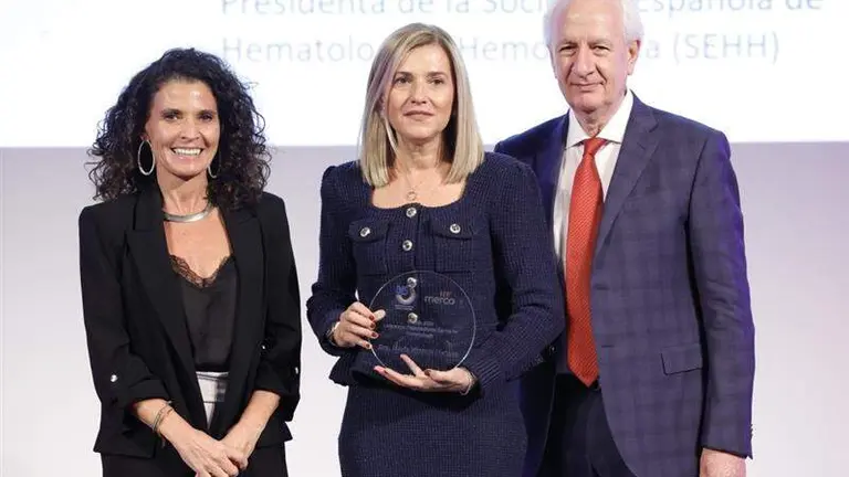 Mar&iacute;a Victoria Mateos Manteca con uno de los premios que ha recibido a l largo de su carrera. Imagen de Archivo