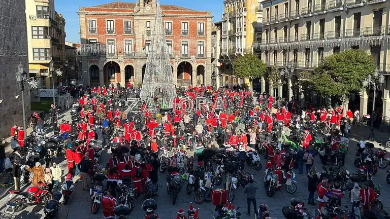 La Papanoelada Motera toma la Plaza Mayor de Zamora
