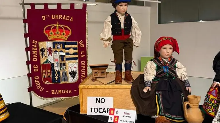 Exposición de Indumentaria Tradicional Española a Escala_4