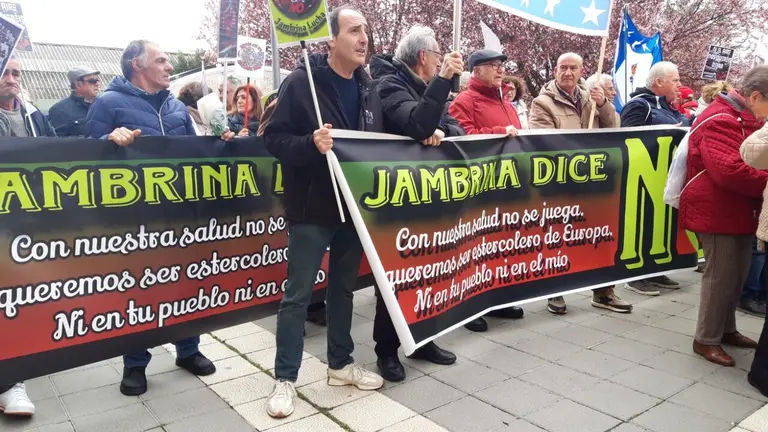 Los zamoranos alzan la voz en Valladolid contra las macro-plantas de biogás y macro-granjas. IMAGEN CEDIDA