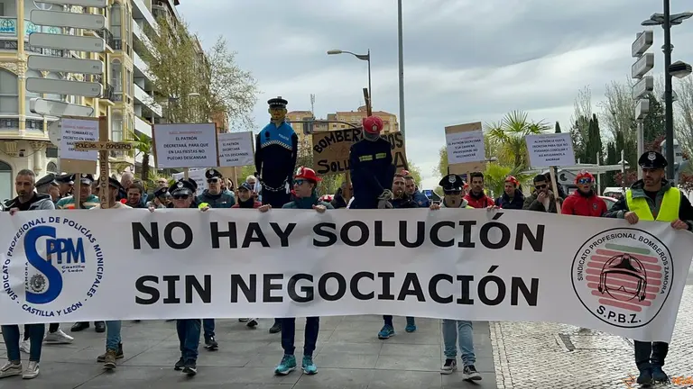 Protesta de los bomberos y policías municipales de Zamora