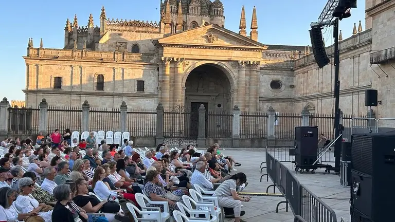 XXXII Muestra de Folklore, Rosa Sánchez, Pablo Carpintero y el Grupo de Danzas Doña Urraca