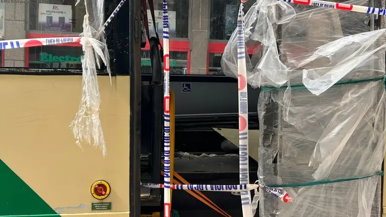 Un autobús aparece destrozado y abandonado en la calle de la Amargura