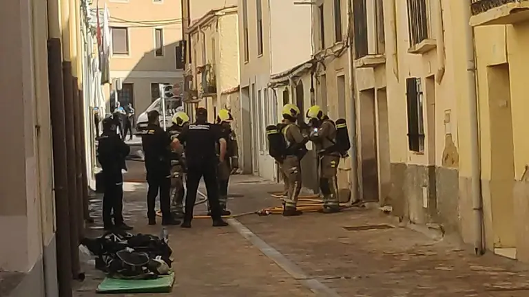 Intrvención de los bomberos en un incendio en la calle Mompayo en Zamora