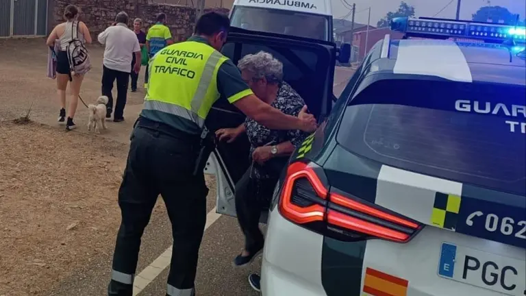 Así son trasladados los desalojados por los incendios