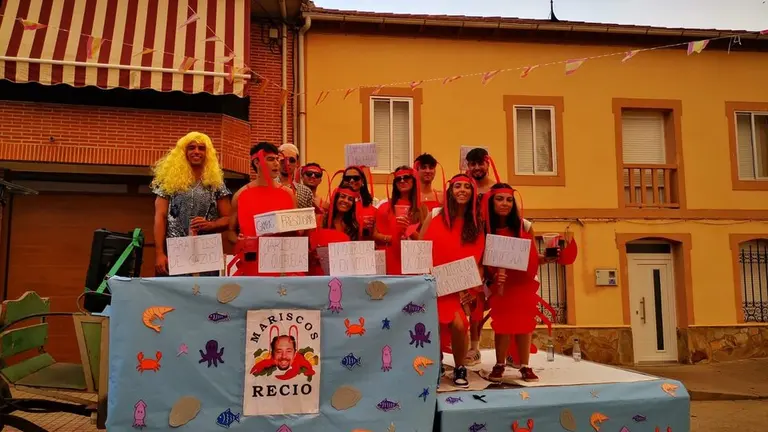 Desfile de carrozas en Quiruelas de Vidriales