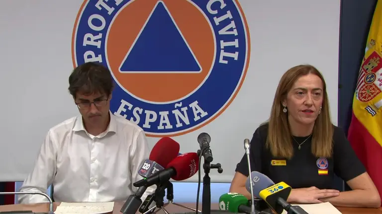 La directora general de Protección Civil y Emergencias, Virginia Barcones, y el jefe de producción de la Agencia Estatal de Meteorología (AEMET), Jaime Rey Vidaurrazaga