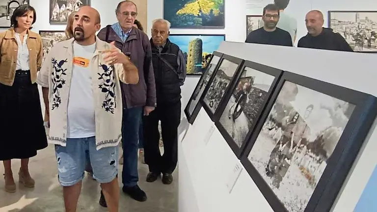 José Antonio Pascual explica las fotografías cedidas a la exposición en la Alhóndiga