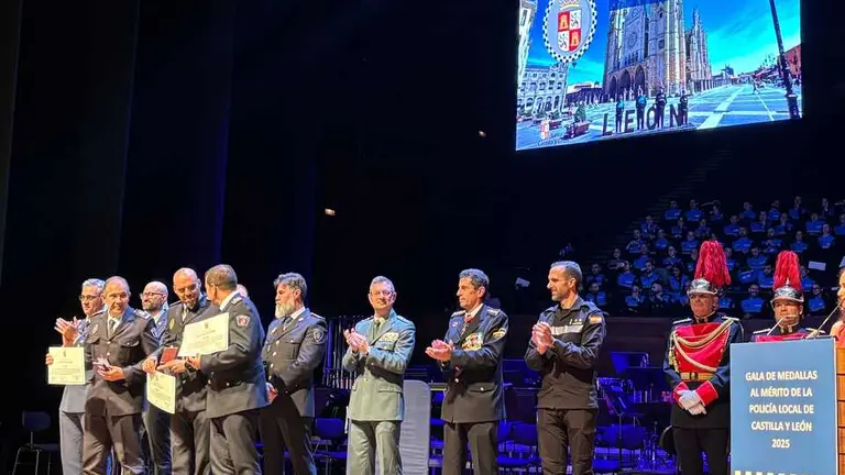 entrega de medallas Policía Local. IMAGEN CEDIDA (8)