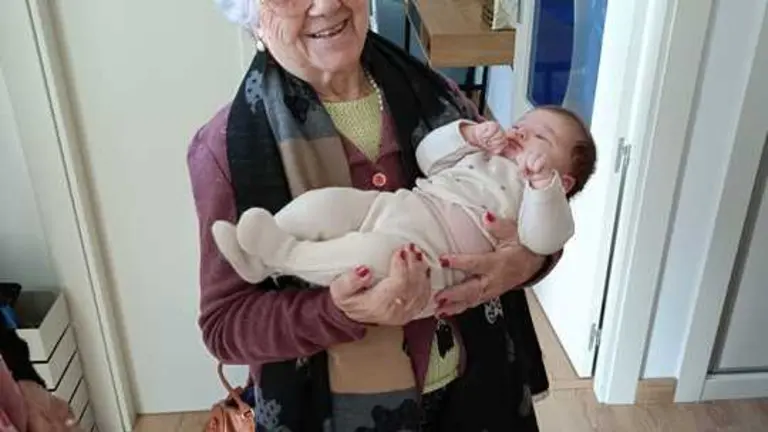 Marif&eacute; Pascual con su bisnieta Carla