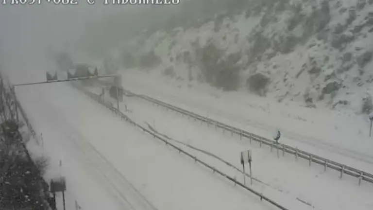 A-52, a la altura de Padornelo, completada nevada