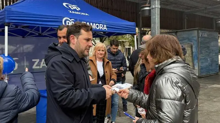 Letcia Garc&iacute;a y V&iacute;ctor L&oacute;pez Campa&ntilde;a electoral 15M