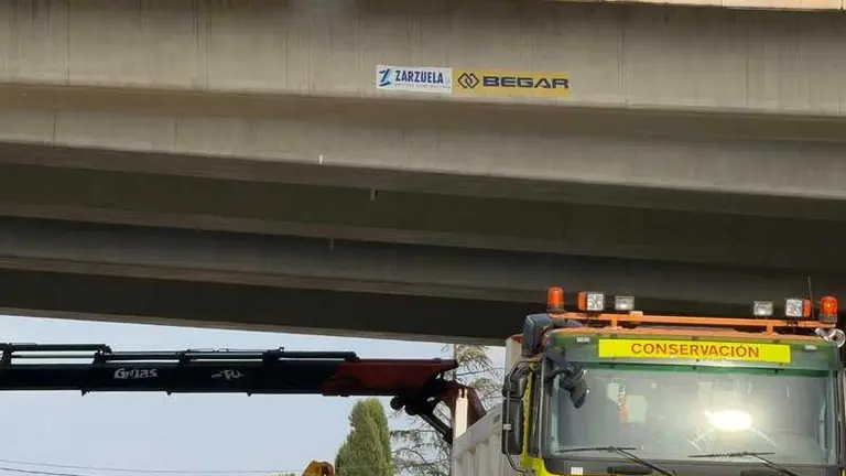 ca&iacute;da de la barrera de protecci&oacute;n de hormig&oacute;n y barandilla_8