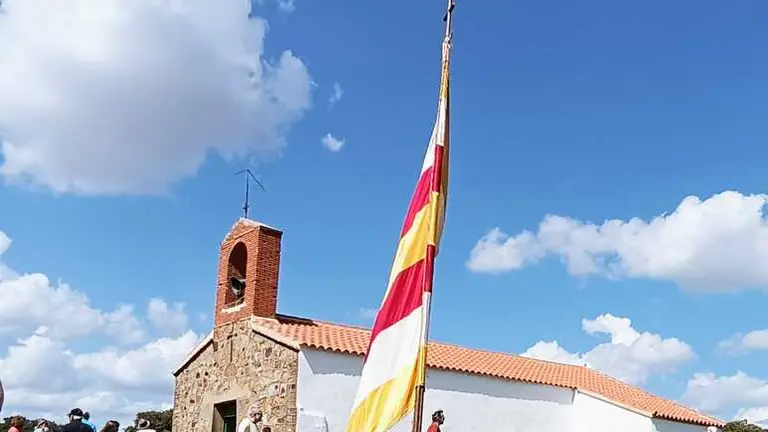Ermita de la Pedrera y el pend&oacute;n