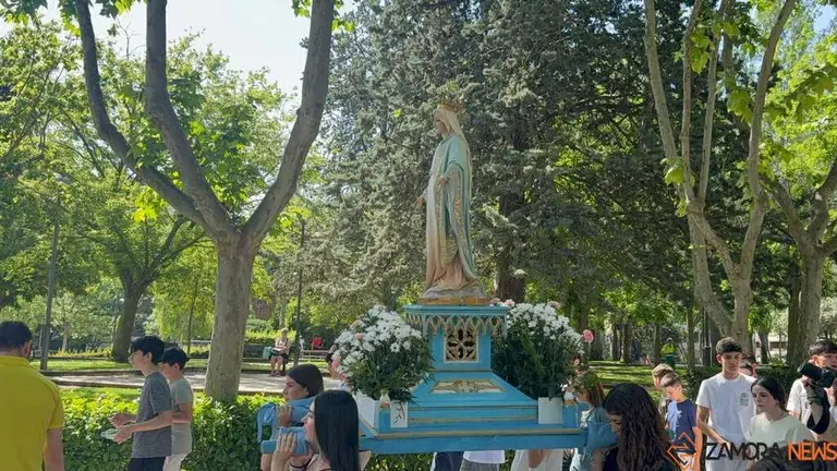 La Milagrosa peregrina con la Virgen y celebra la Eucarist&iacute;a en Cristo Rey_16