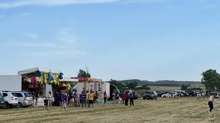 Vecinos meriendan en la pradera de Bamba Virgen de la viso _12