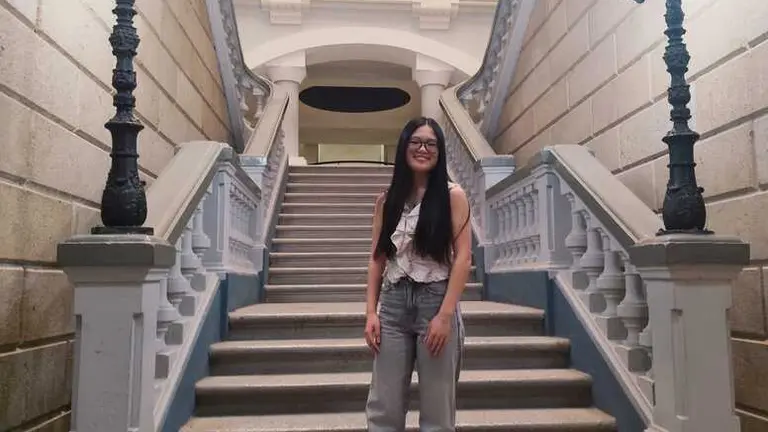 Zhin Zang en las escaleras del Instituto Claudio Moyano
