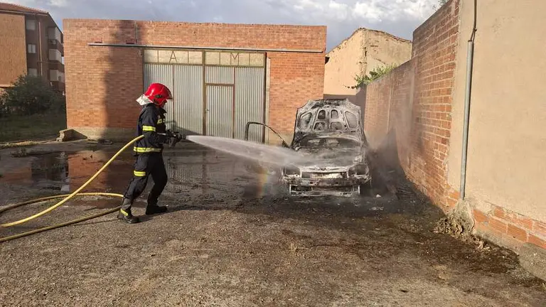 Un bombero trabaja en la extinci&oacute;n del incendio declarado en un veh&iacute;culo en Villalpando